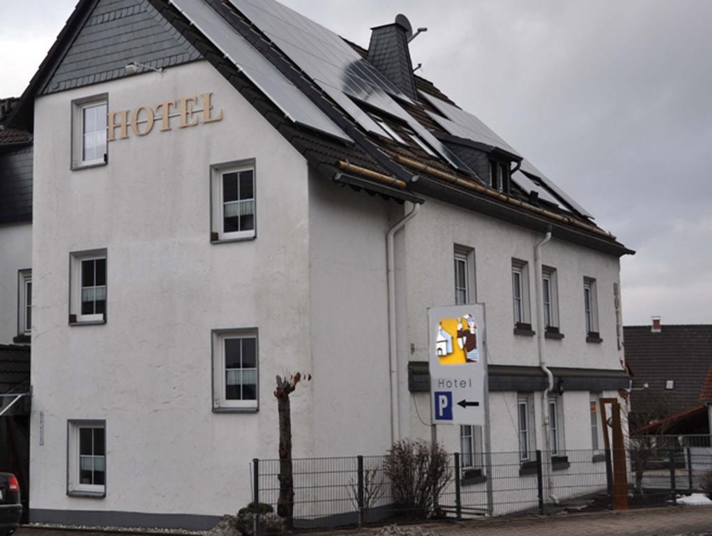 Hotel am Maibaum Neuenrade Bagian luar foto